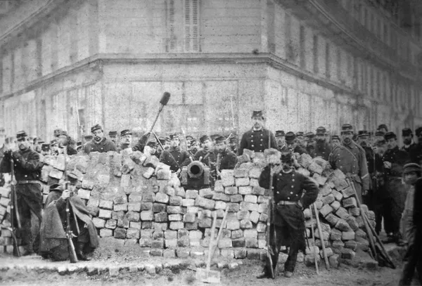 Barricade à l'angle des boulevards Voltaire et Richard-Lenoir pendant la Commune de Paris, 1871.