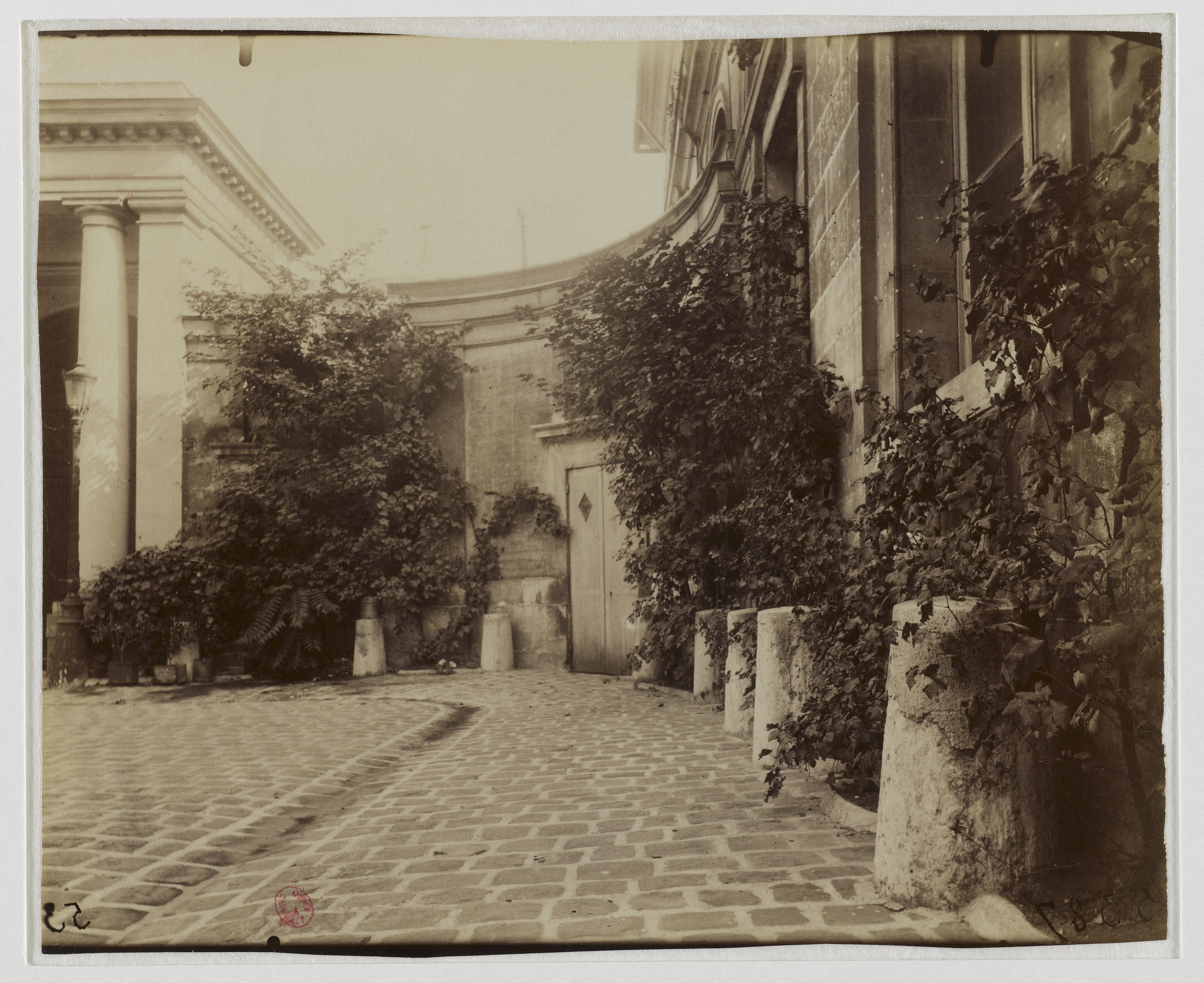 Portail monumental et cour d'honneur de l'hôtel du Châtelet, 127 rue de Grenelle à Paris, photographié par Eugène Atget