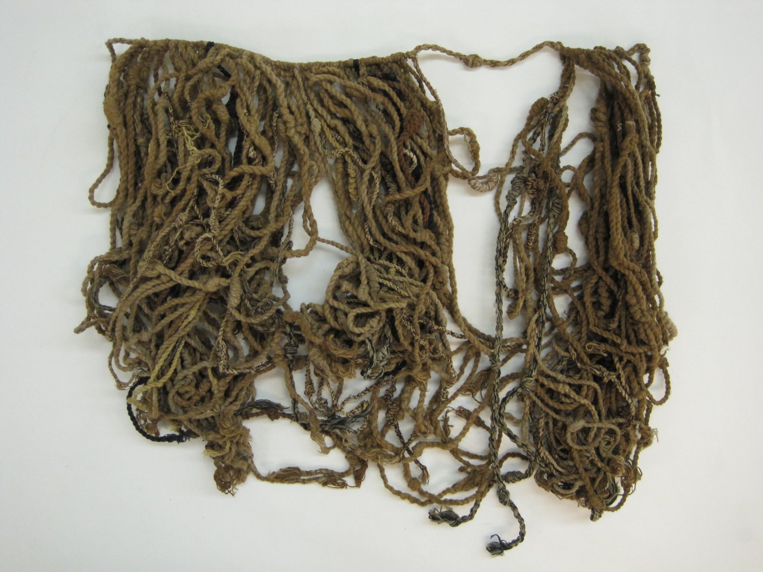 Quipu inca en cordelettes de coton tressées avec des nœuds de différentes couleurs fixés à une corde principale horizontale