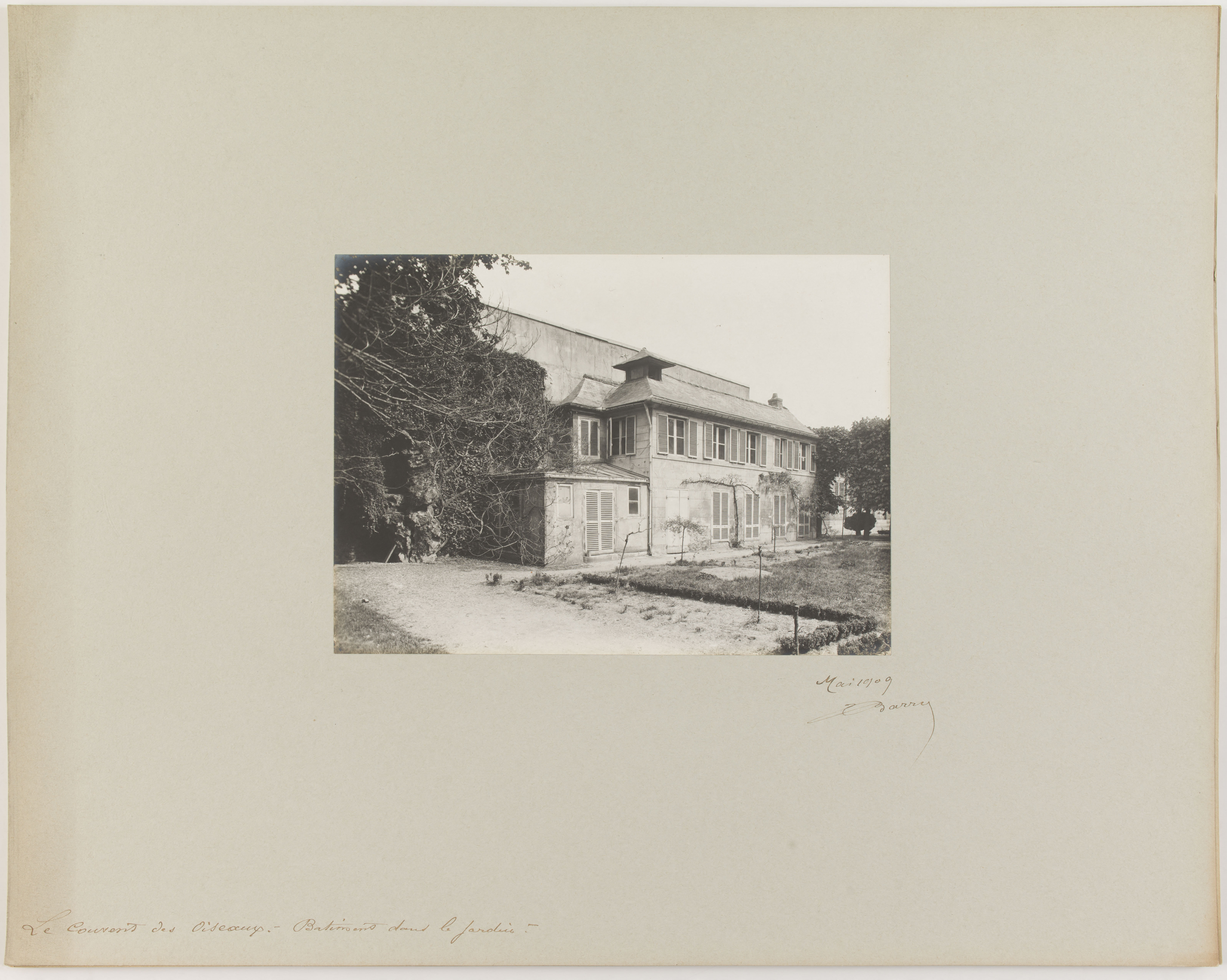 Photographie prise en mai 1909 par Jean Barry montrant les bâtiments austères et le parc arboré de l'ancien couvent des Oiseaux avant sa démolition