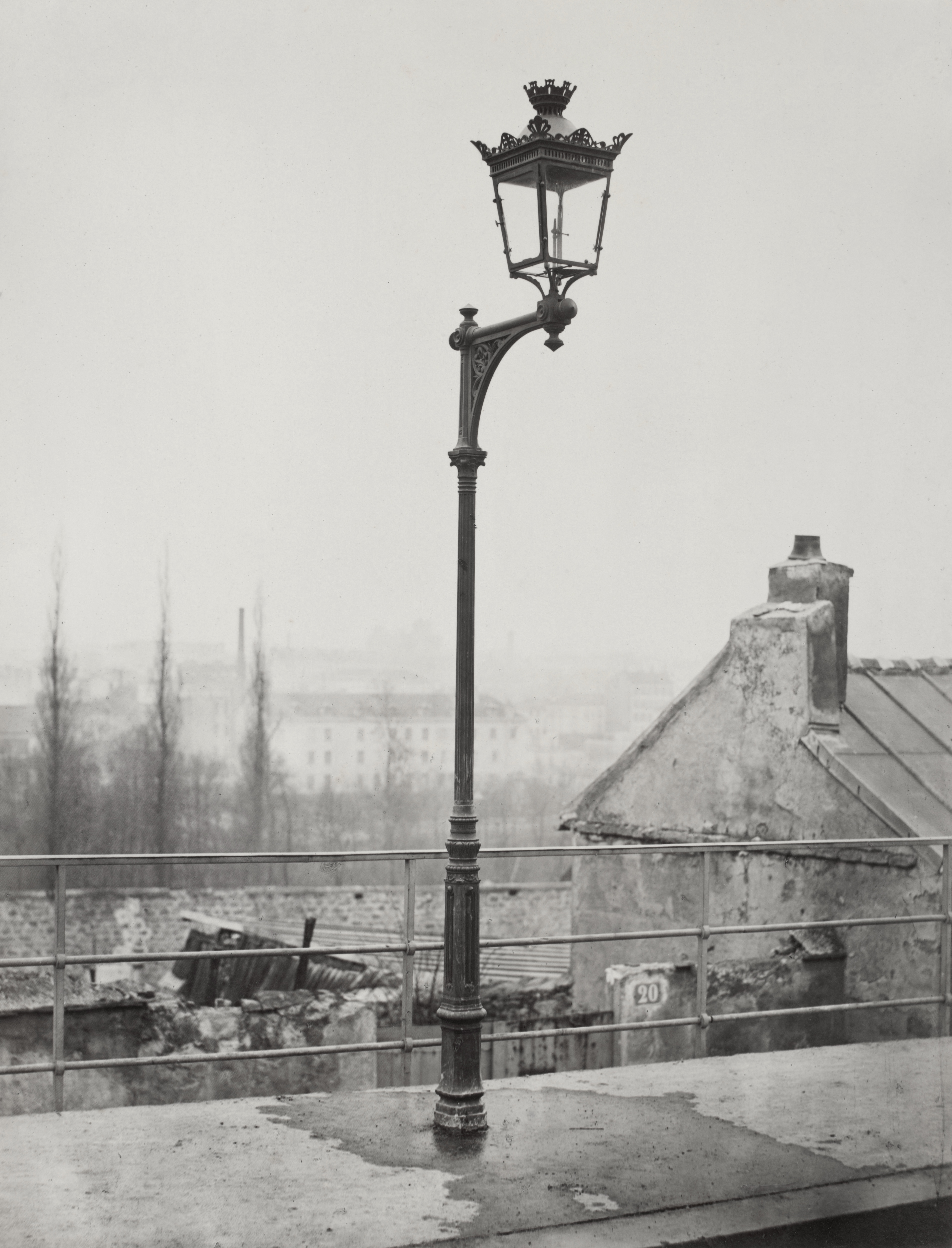 Photographie d'un candélabre mural à gaz par Charles Marville en 1878 illustrant l'équipement technique de la voirie parisienne
