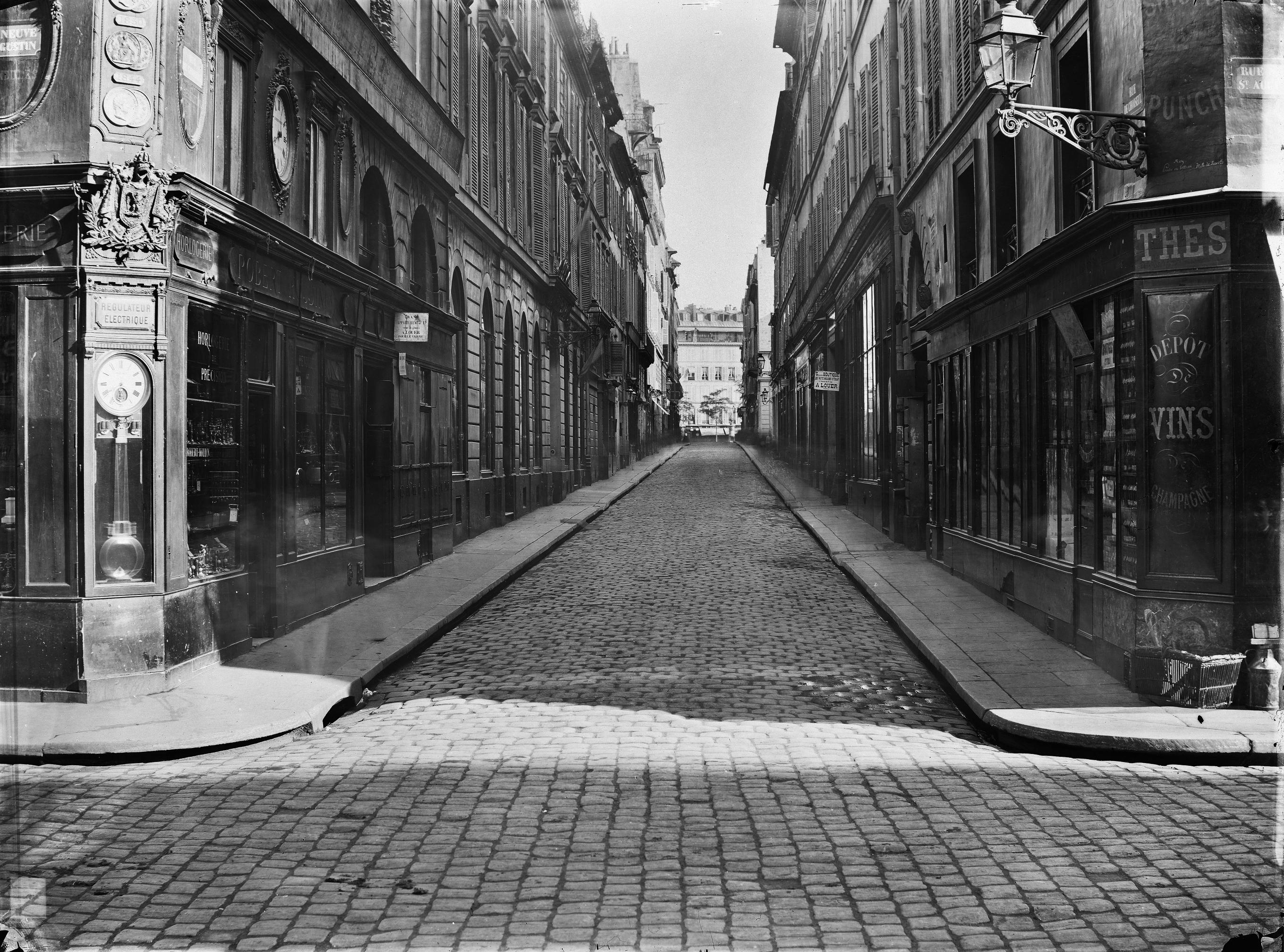 Photographie historique de la rue de Choiseul prise par Charles Marville vers 1866 depuis le débouché du passage Choiseul