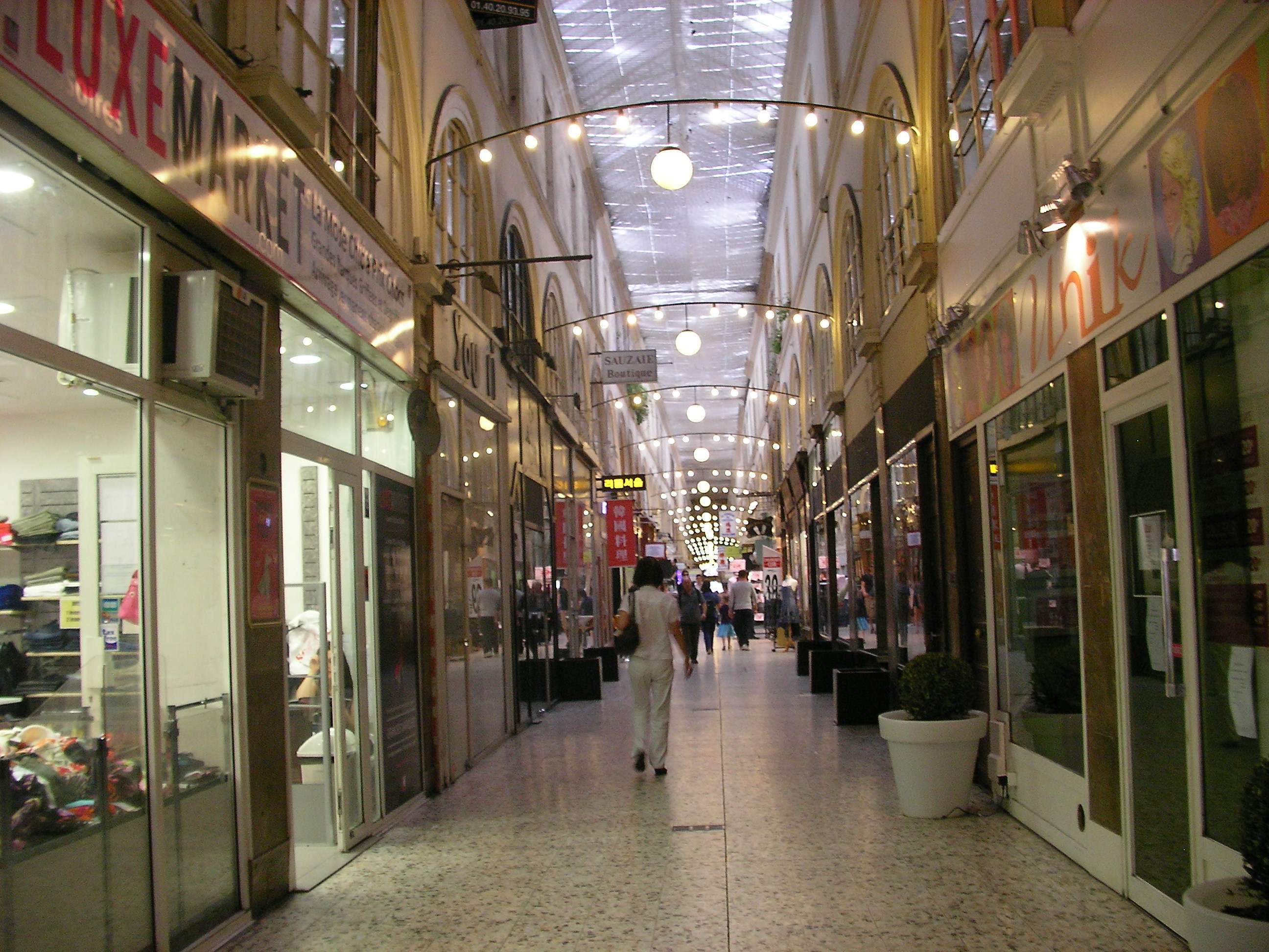 Photographie contemporaine de la nef couverte et de la verrière du passage Choiseul dans le 2e arrondissement de Paris par Gzen92 (2010)