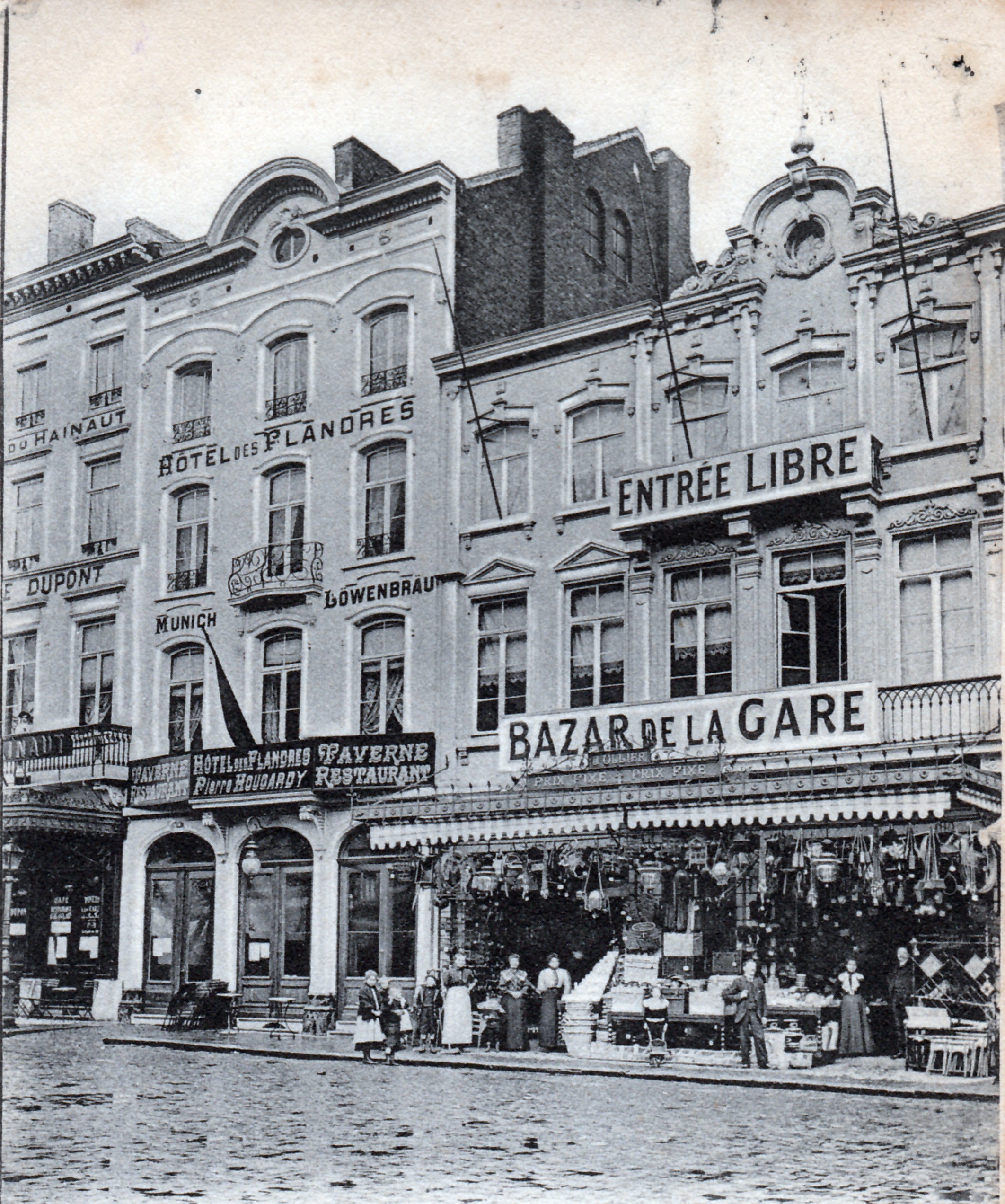 Carte postale ancienne de la Place Buisset à Charleroi montrant l'auberge À la Maison verte