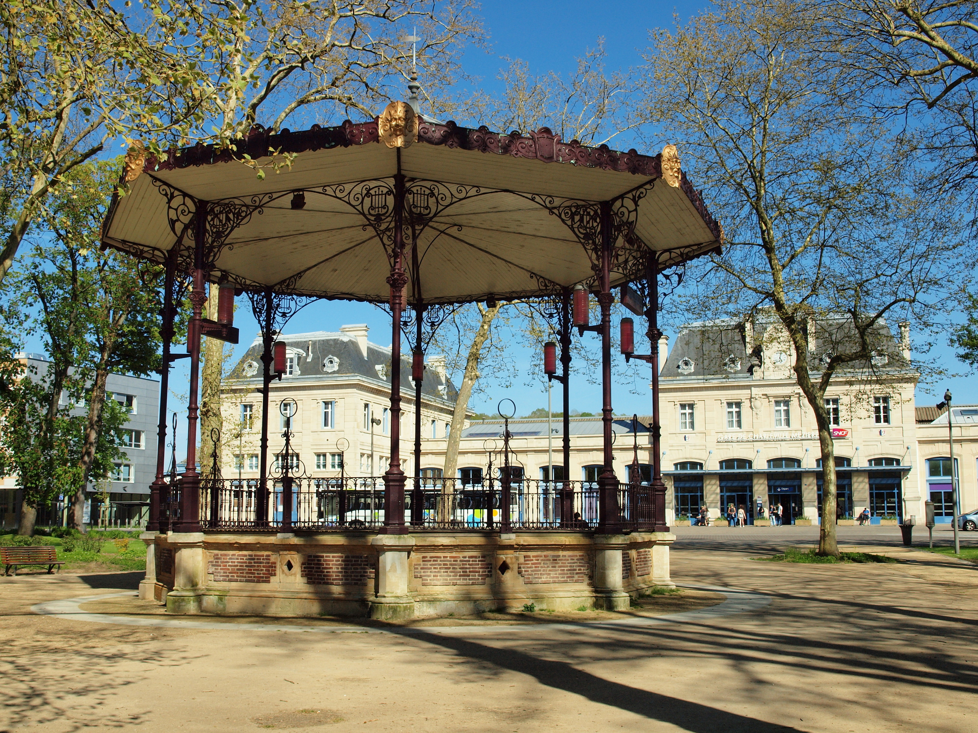 Photographie actuelle du kiosque à musique du Square de la Gare de Charleville