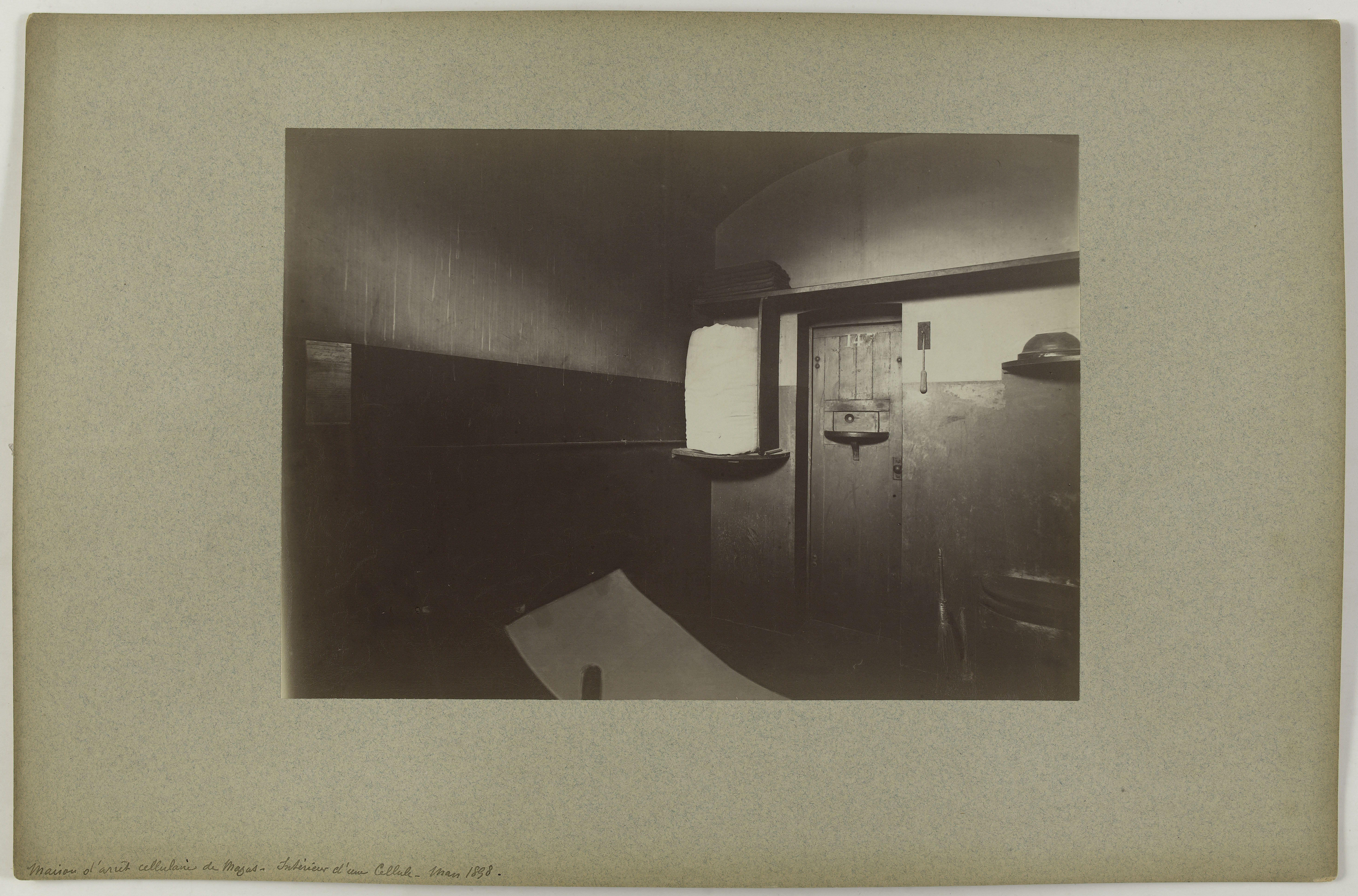 Intérieur d'une cellule de la prison cellulaire de Mazas (photographie Pierre Emonts, 1898)